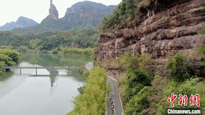 中国体彩2024环丹霞山自行车赛鸣笛开赛，68公里