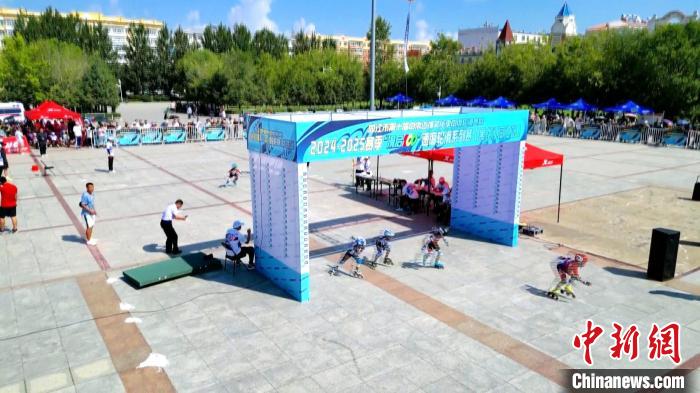 同江市东北亚广场迎来跨境轮滑盛事，来自中俄