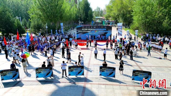 同江市东北亚广场迎来跨境轮滑盛事，来自中俄