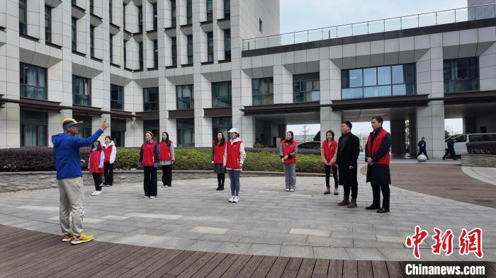 木棉助盲跑团：以爱牵引视障跑者走进汉马赛场