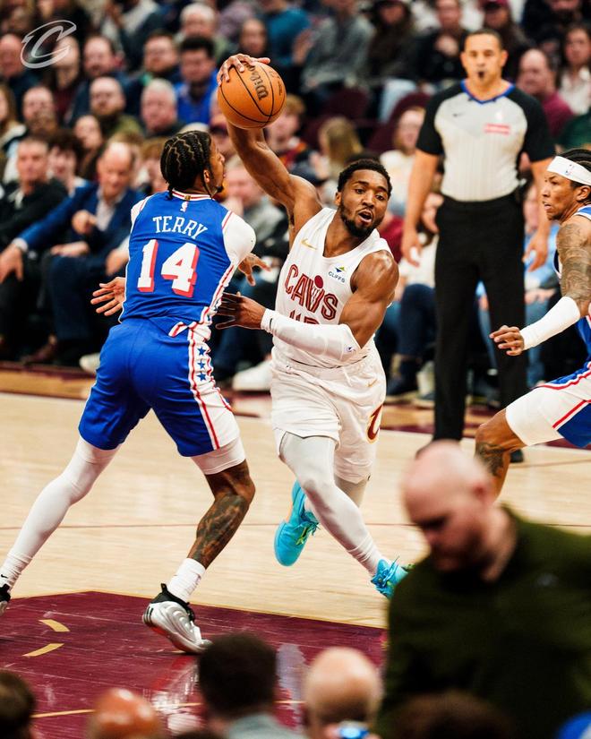 哈登创历史神迹 骑士横扫76人