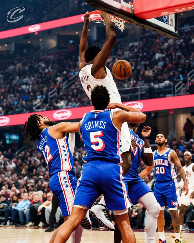 哈登创历史神迹 骑士横扫76人