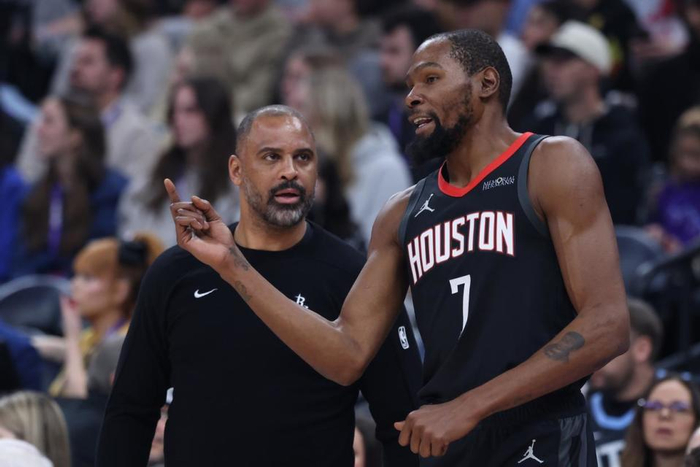 火箭队调整阵容策略试验新战术为季后赛蓄力