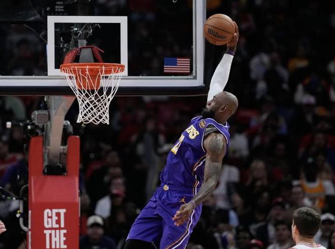 詹姆斯力挽狂澜助湖人客场取胜