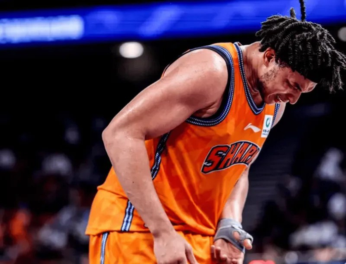 上海男篮险胜福建洛夫顿带伤出战左手受伤引担