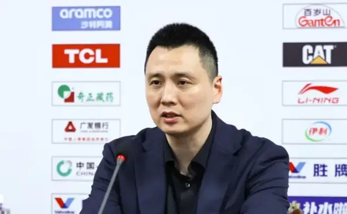 上海男篮险胜福建洛夫顿带伤出战左手受伤引担