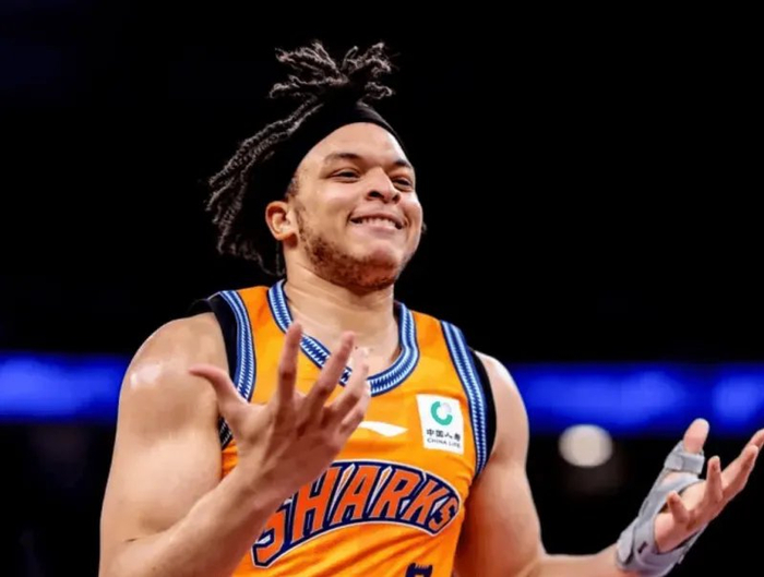 上海男篮险胜福建洛夫顿带伤出战左手受伤引担