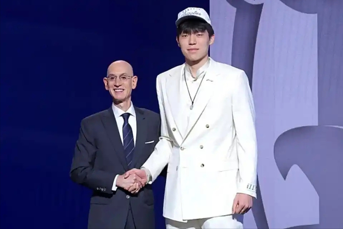 杨瀚森新秀赛季数据未达预期，开拓者或选马鲁