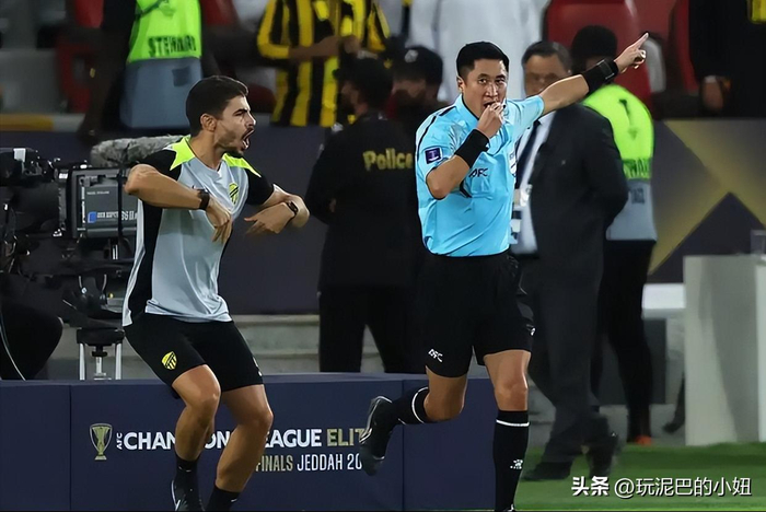 亚冠裁判马宁遭吉达联合主帅怒斥收钱黑哨引争