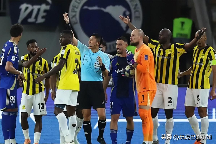 亚冠裁判马宁遭吉达联合主帅怒斥收钱黑哨引争