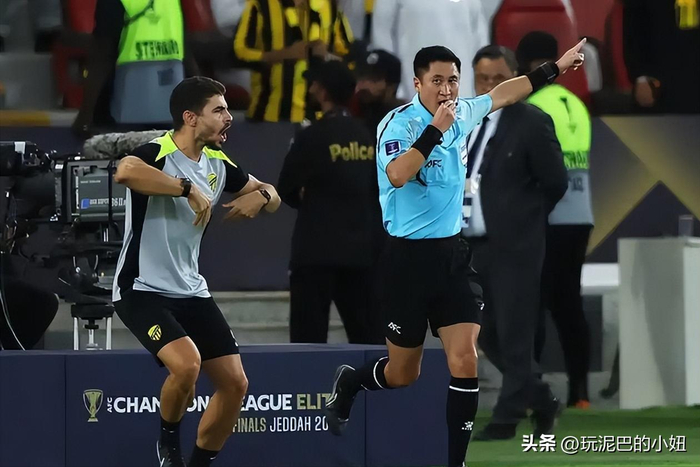 亚冠裁判马宁遭吉达联合主帅怒斥收钱黑哨引争