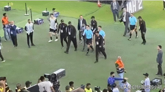 亚冠裁判马宁遭吉达联合主帅怒斥收钱黑哨引争