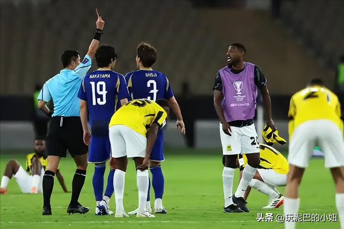 亚冠裁判马宁遭吉达联合主帅怒斥收钱黑哨引争