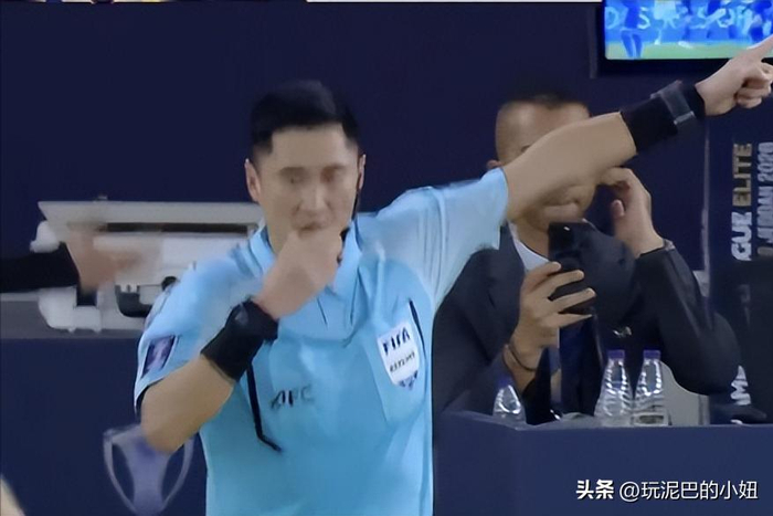亚冠裁判马宁遭吉达联合主帅怒斥收钱黑哨引争